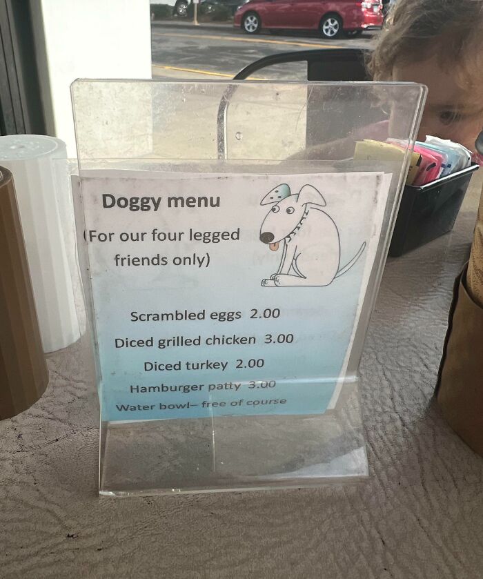 Ce restaurant n’accueille pas seulement les chiens, il propose des portions pour chiens à bas prix.