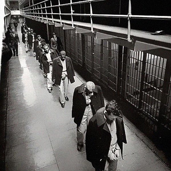 le dernier des prisonniers quittant alcatraz en 1963
