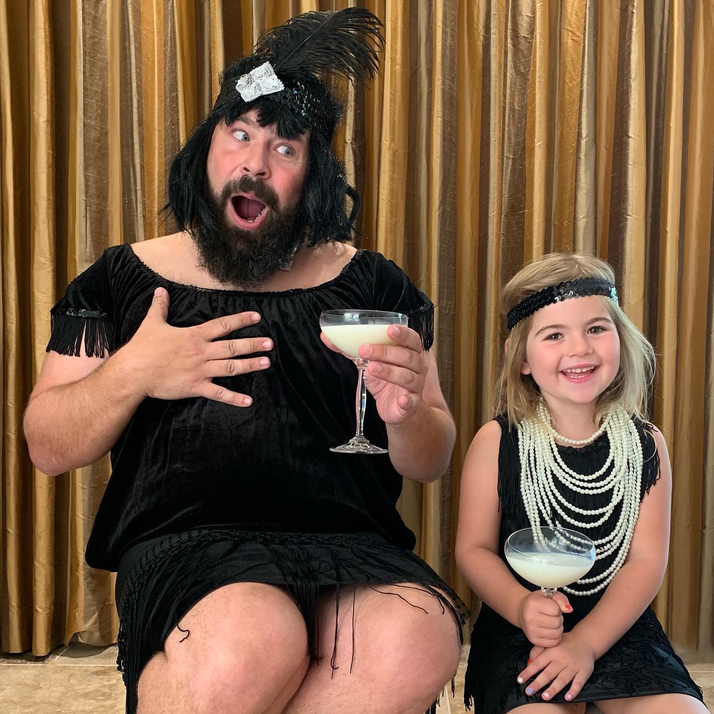 Un papa prend des photos hilarantes avec ses filles déguisées et elles sont trop adorables (40 nouvelles photos).