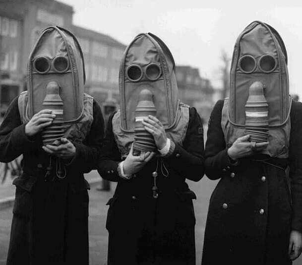Trois gardiens de raid aérien portant un nouveau type de masque à gaz conçu pour les personnes âgées. Photo prise en 1941.