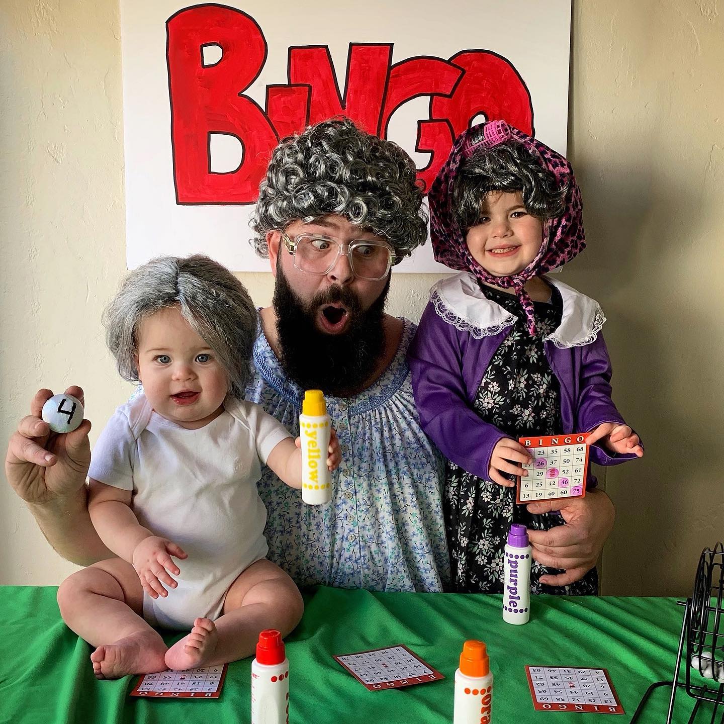 Un papa prend des photos hilarantes avec ses filles déguisées et elles sont trop adorables (40 nouvelles photos).