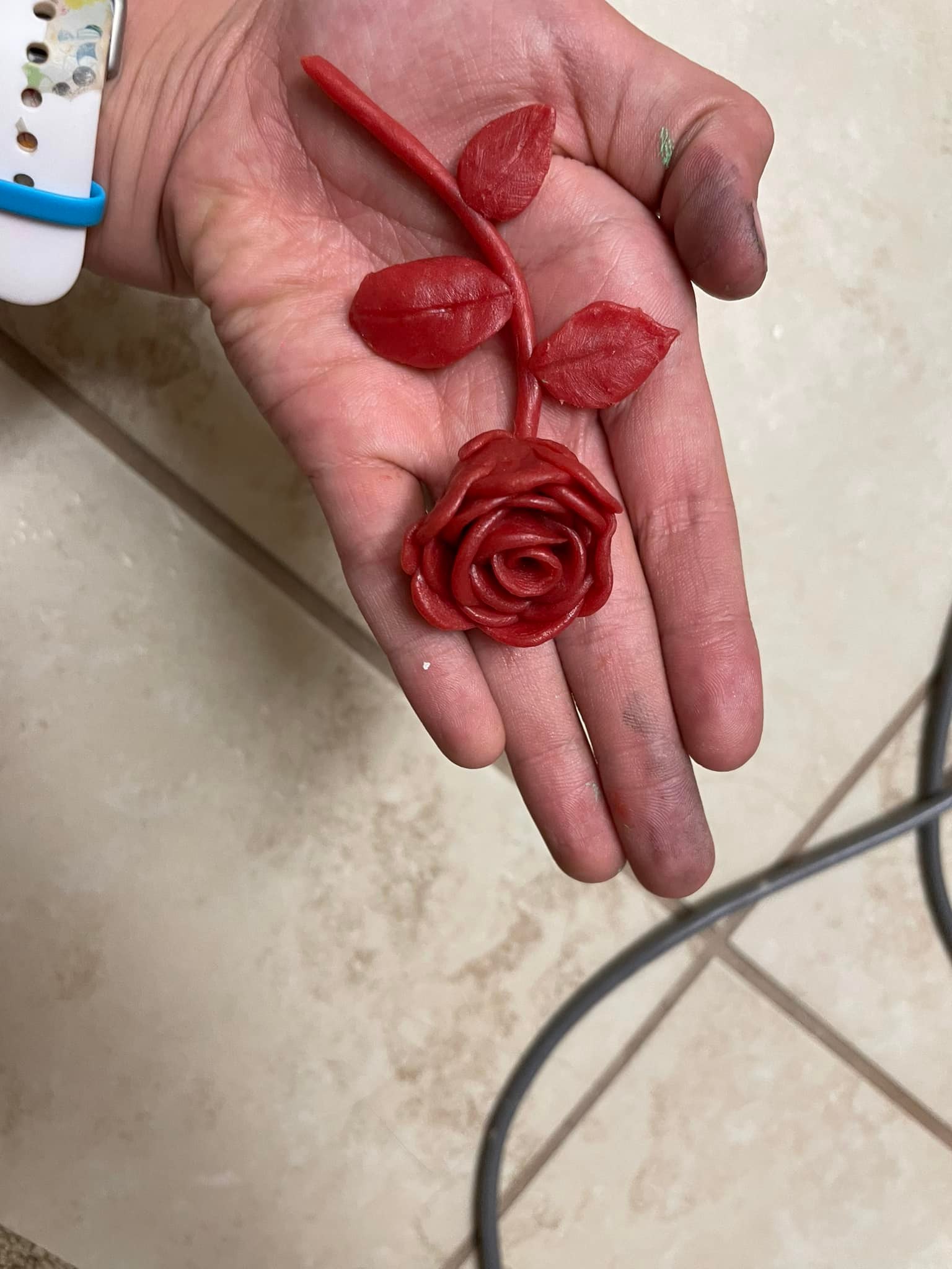 Je devais partager cette rose que ma petite-fille de 11 ans a fabriquée. Tu ne devineras jamais de quoi elle est faite…. la cire du fromage baby bell !