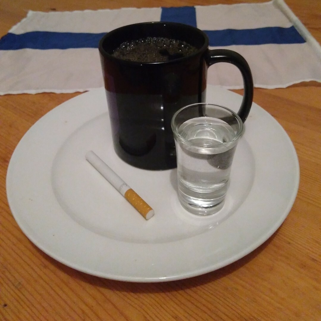 blörö – le célèbre petit-déjeuner finlandais composé de café chaud, de vodka et d’une cigarette