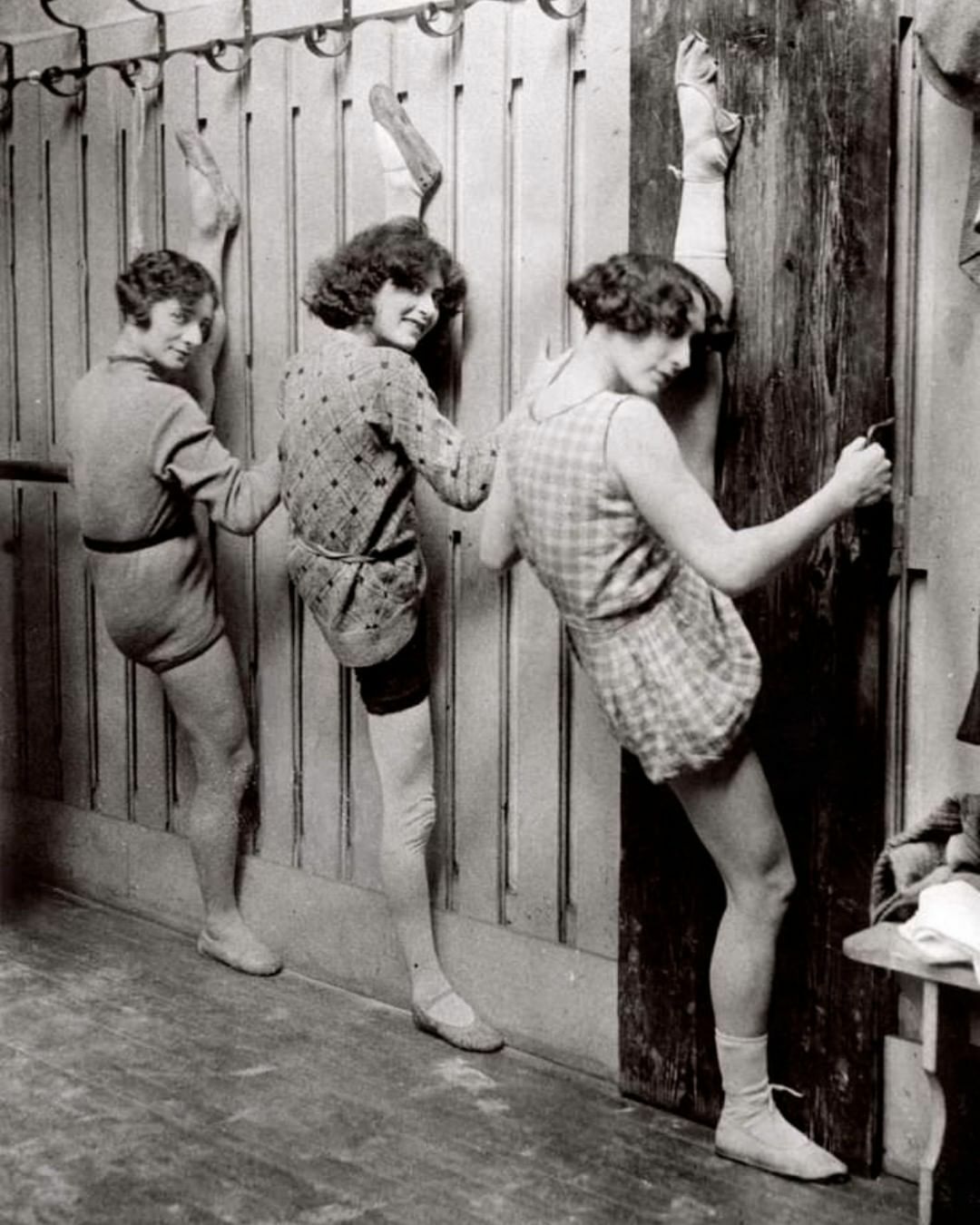 ballerines s’étirant en classe, 1928