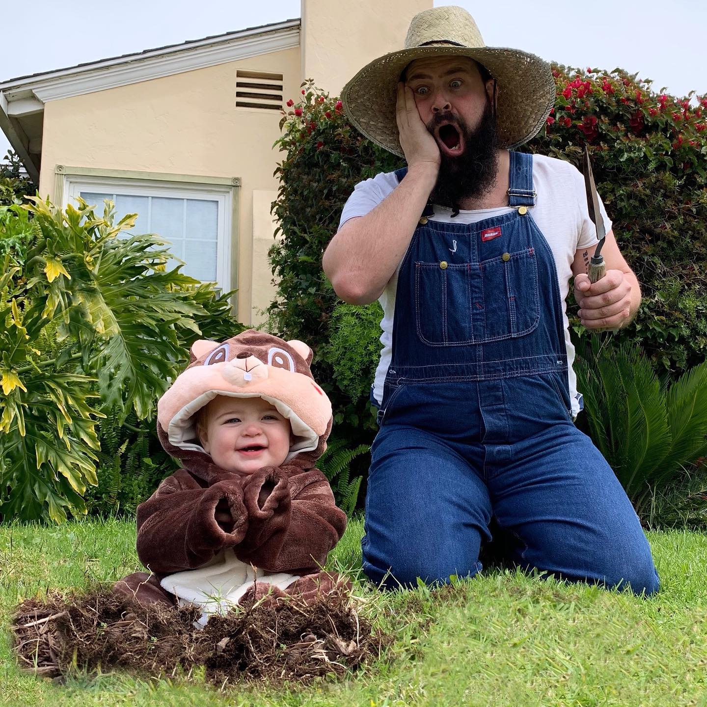 Un papa prend des photos hilarantes avec ses filles déguisées et elles sont trop adorables (40 nouvelles photos).