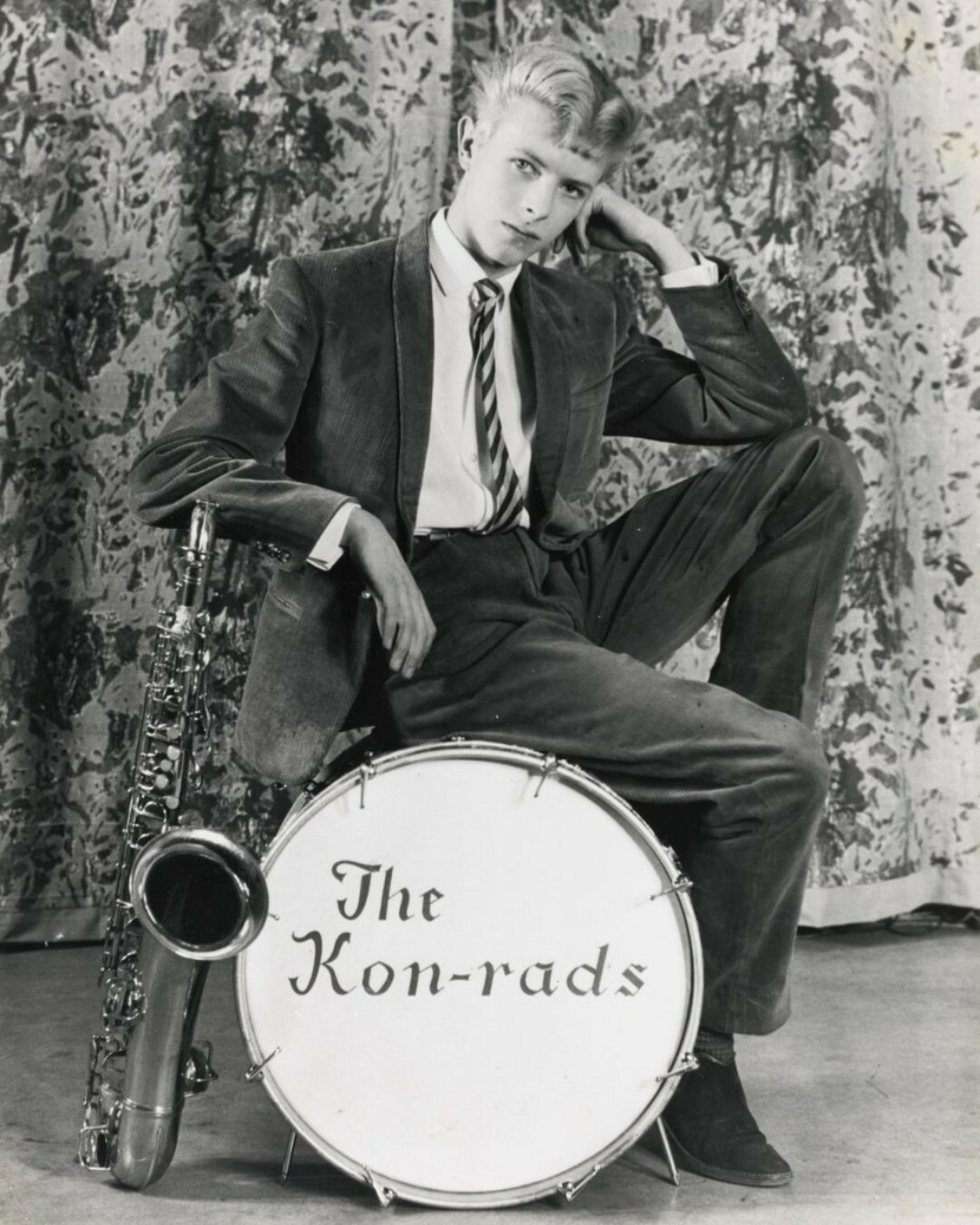 david jones (alias david bowie) remplaçant le saxophoniste et le chanteur des kon-rads lors d’un concert à londres sud, 1963