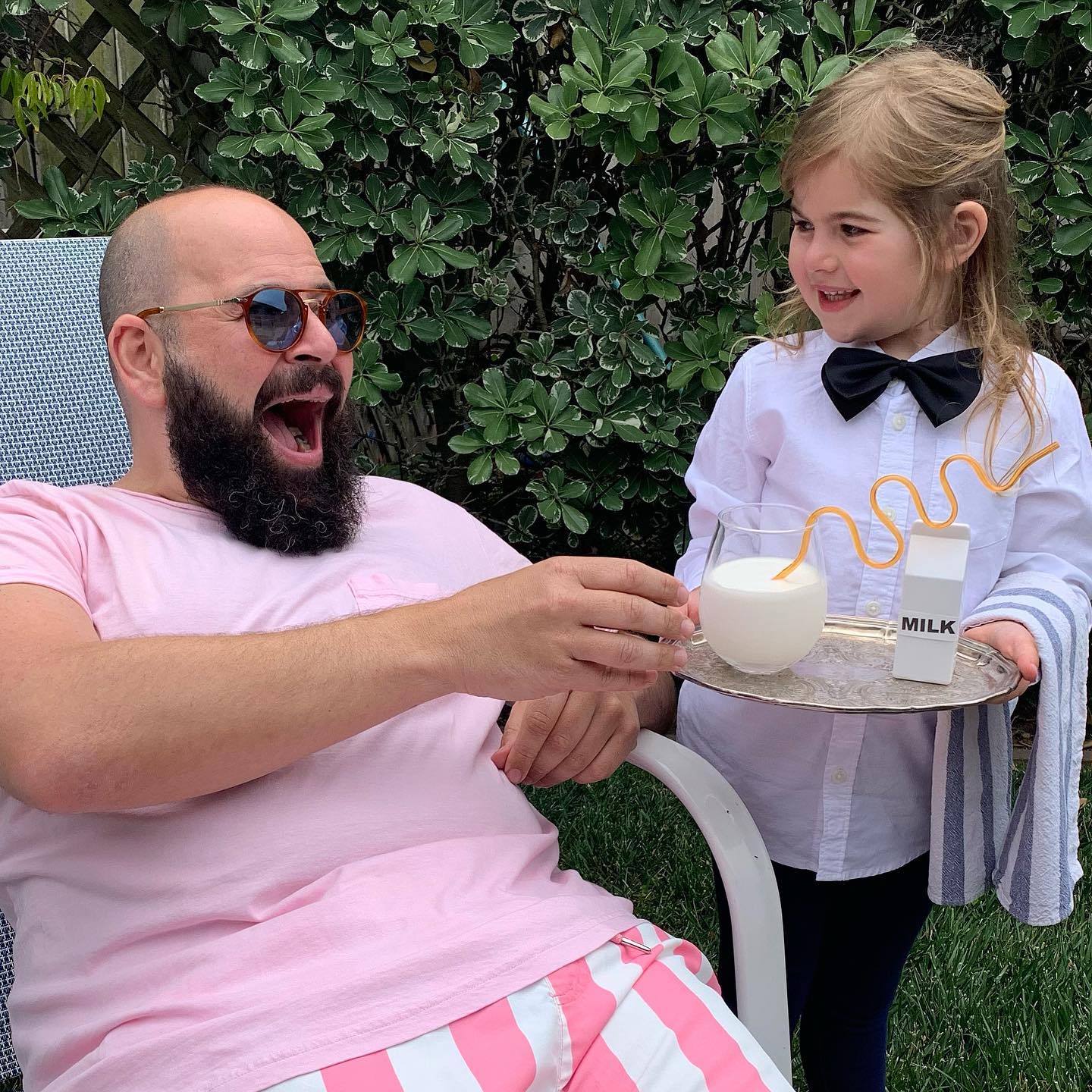 Un papa prend des photos hilarantes avec ses filles déguisées et elles sont trop adorables (40 nouvelles photos).