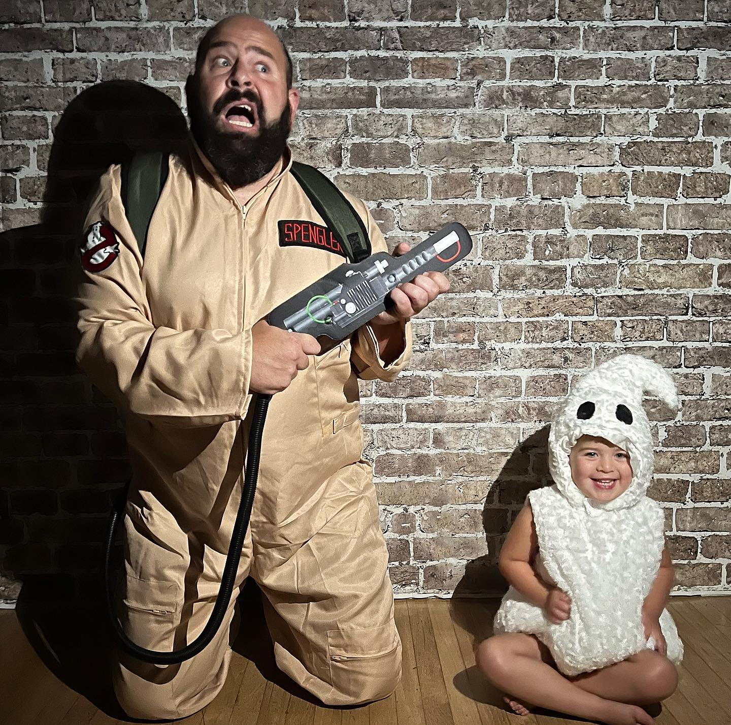 Un papa prend des photos hilarantes avec ses filles déguisées et elles sont trop adorables (40 nouvelles photos).