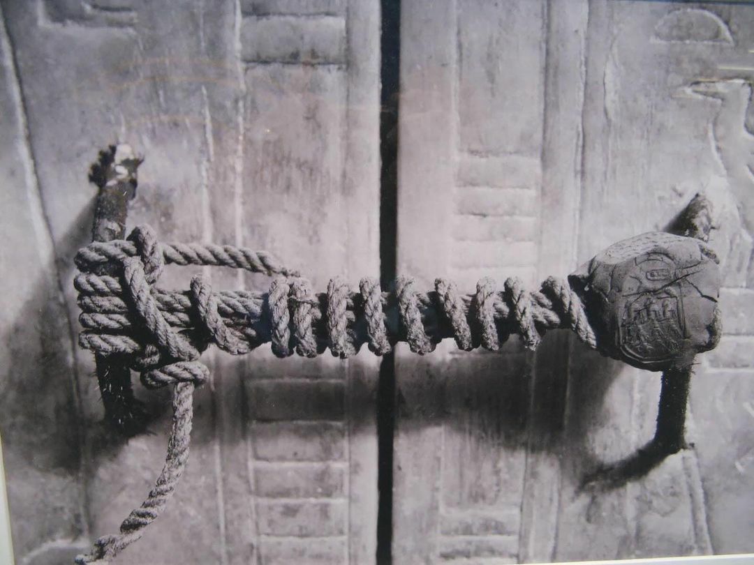 Le sceau intact du tombeau du roi Tutankhamon, qui est resté intact pendant 3 245 ans avant d’être fouillé en 1922.