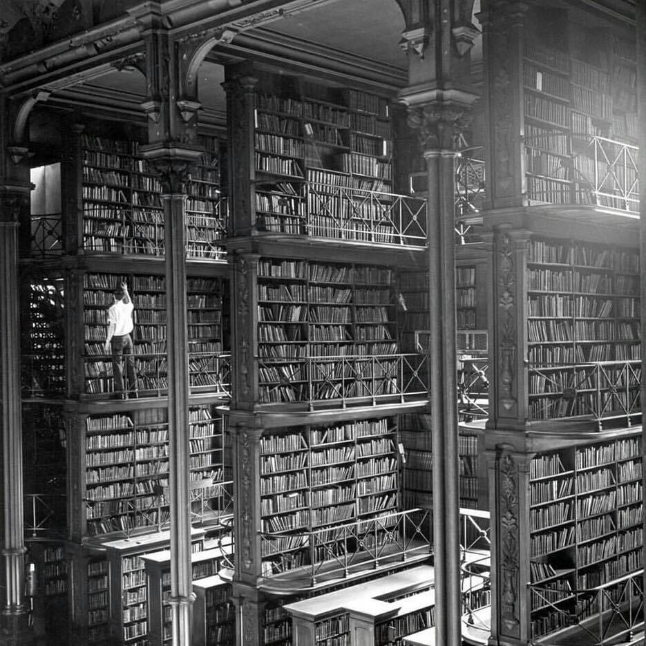 Un homme parcourt les livres de la bibliothèque publique de Cincinnati. Elle a été démolie en 1955.