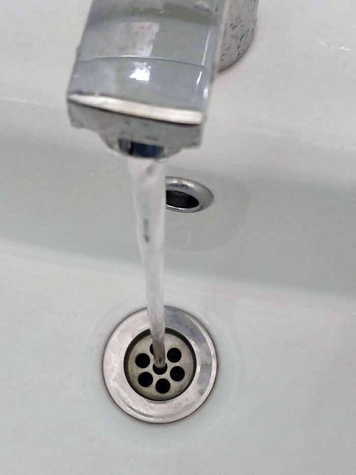 L’eau du robinet de la salle de bain de mon bureau passe directement au milieu du drain de l’évier.