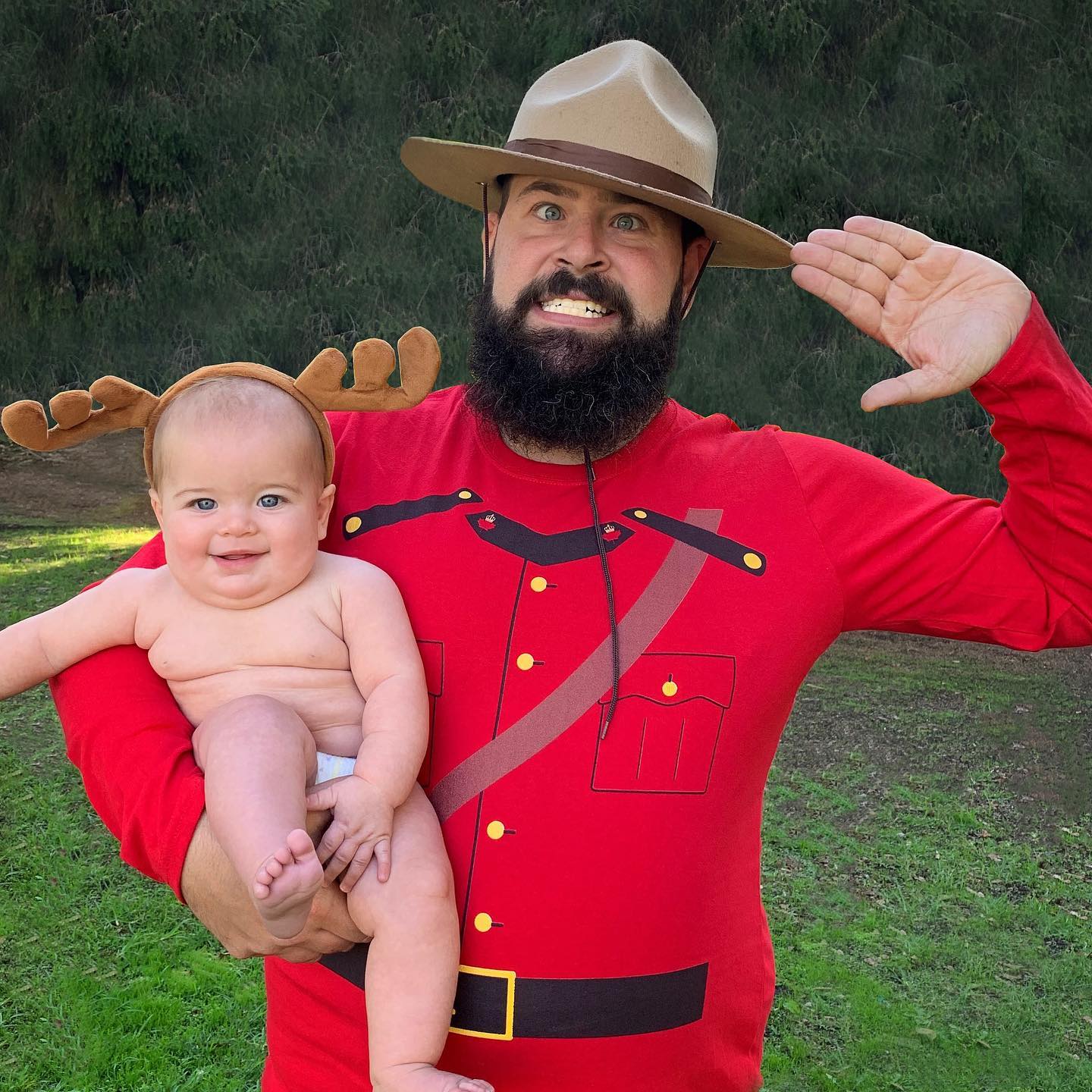 Un papa prend des photos hilarantes avec ses filles déguisées et elles sont trop adorables (40 nouvelles photos).