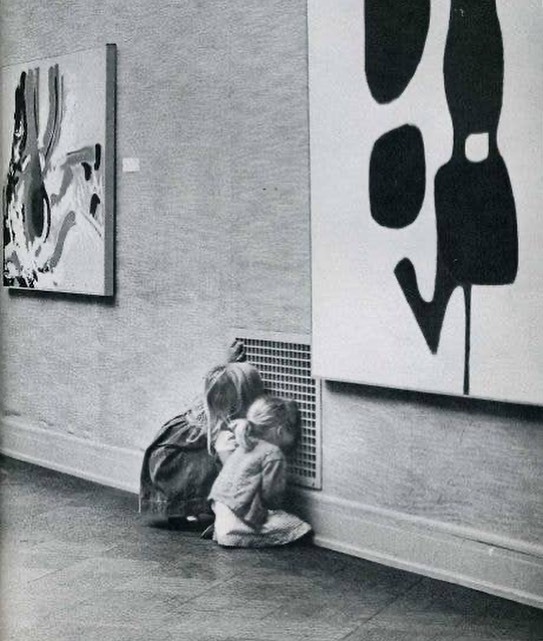 deux enfants ignorant les œuvres d’art du musée d’art de san francisco