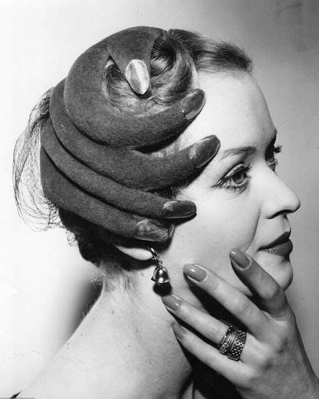le “chapeau à main”, une création d’elsa schiaparelli pour le magazine life en 1953