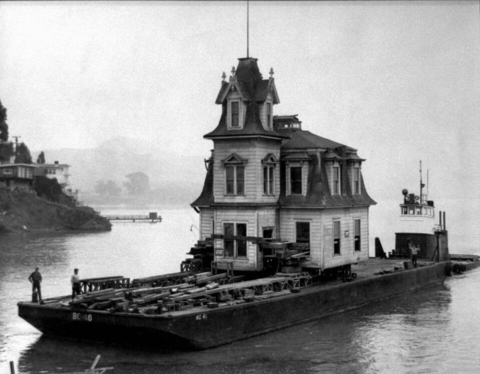 une maison victorienne déplacée par bateau à tiburon, en californie, en 1957