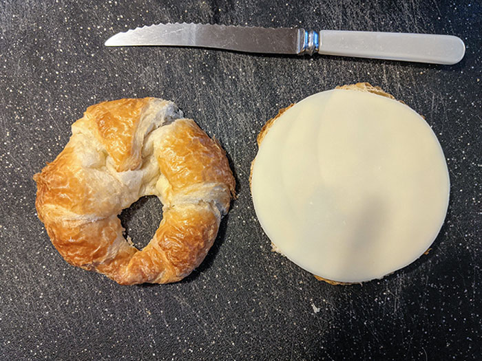 Je préparais un sandwich et j’ai trouvé ce ratio parfait entre le fromage et le pain.
