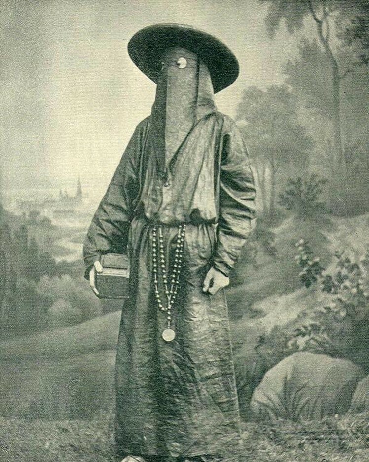 un moine italien portant un masque funéraire, vers 1892