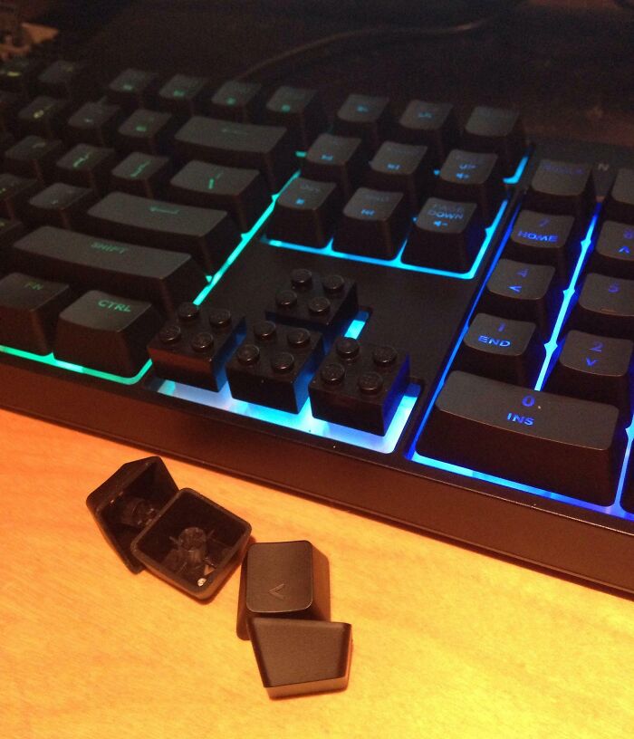 Il s’avère que les briques lego s’adaptent parfaitement à mon clavier.