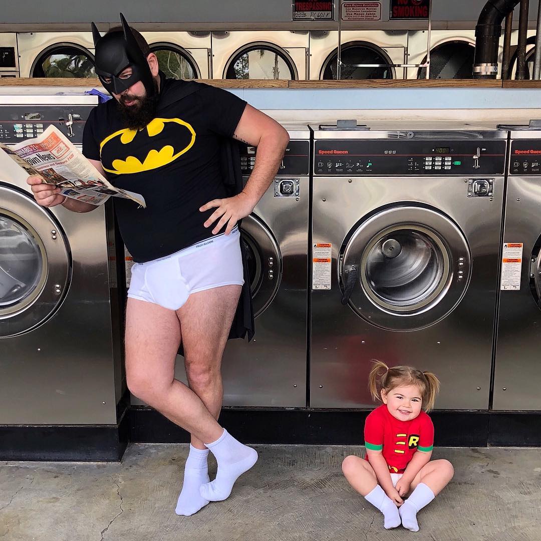 Un papa prend des photos hilarantes avec ses filles déguisées et elles sont trop adorables (40 nouvelles photos).