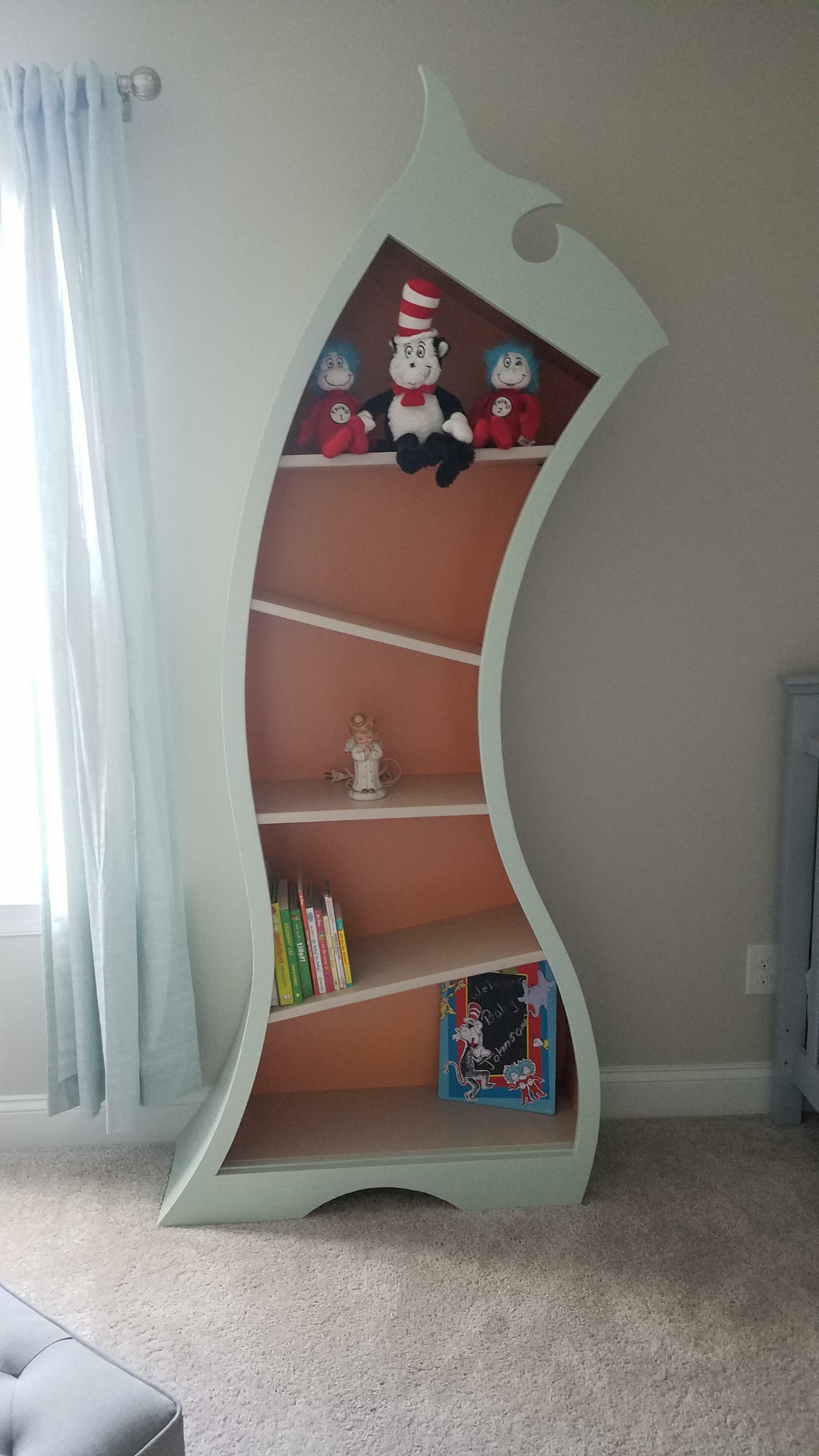 Ma femme voulait une chambre d'enfant sur le thème de Dr. Seuss, alors j'ai construit une bibliothèque sur ce thème.