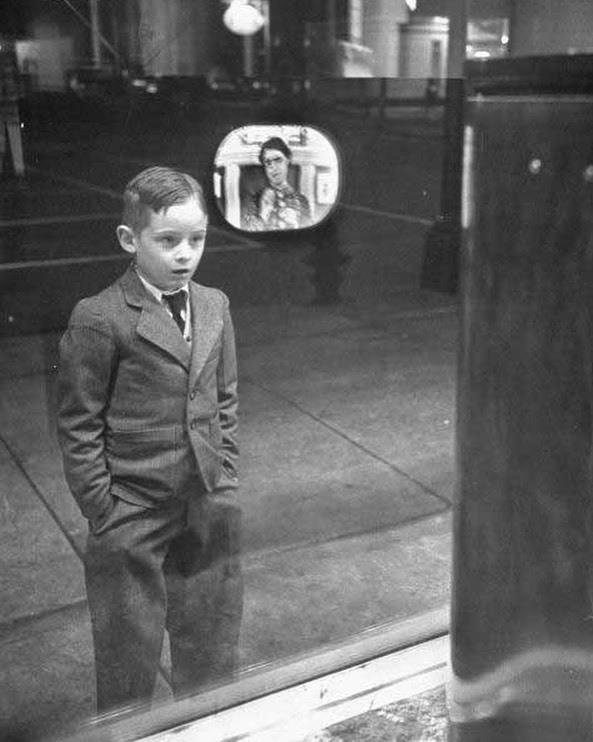La réaction d’un garçon qui voit un écran de télévision pour la toute première fois. Cette photo a été prise en 1948.