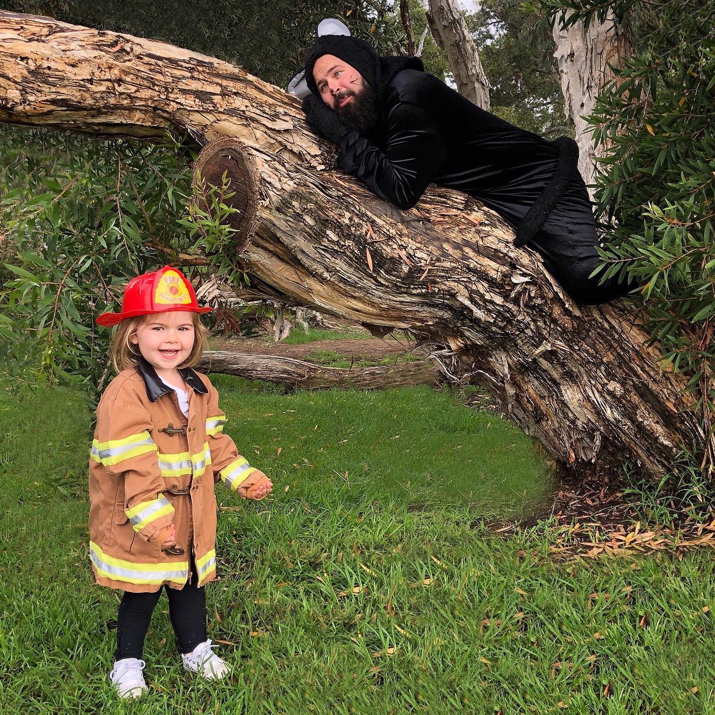 Un papa prend des photos hilarantes avec ses filles déguisées et elles sont trop adorables (40 nouvelles photos).