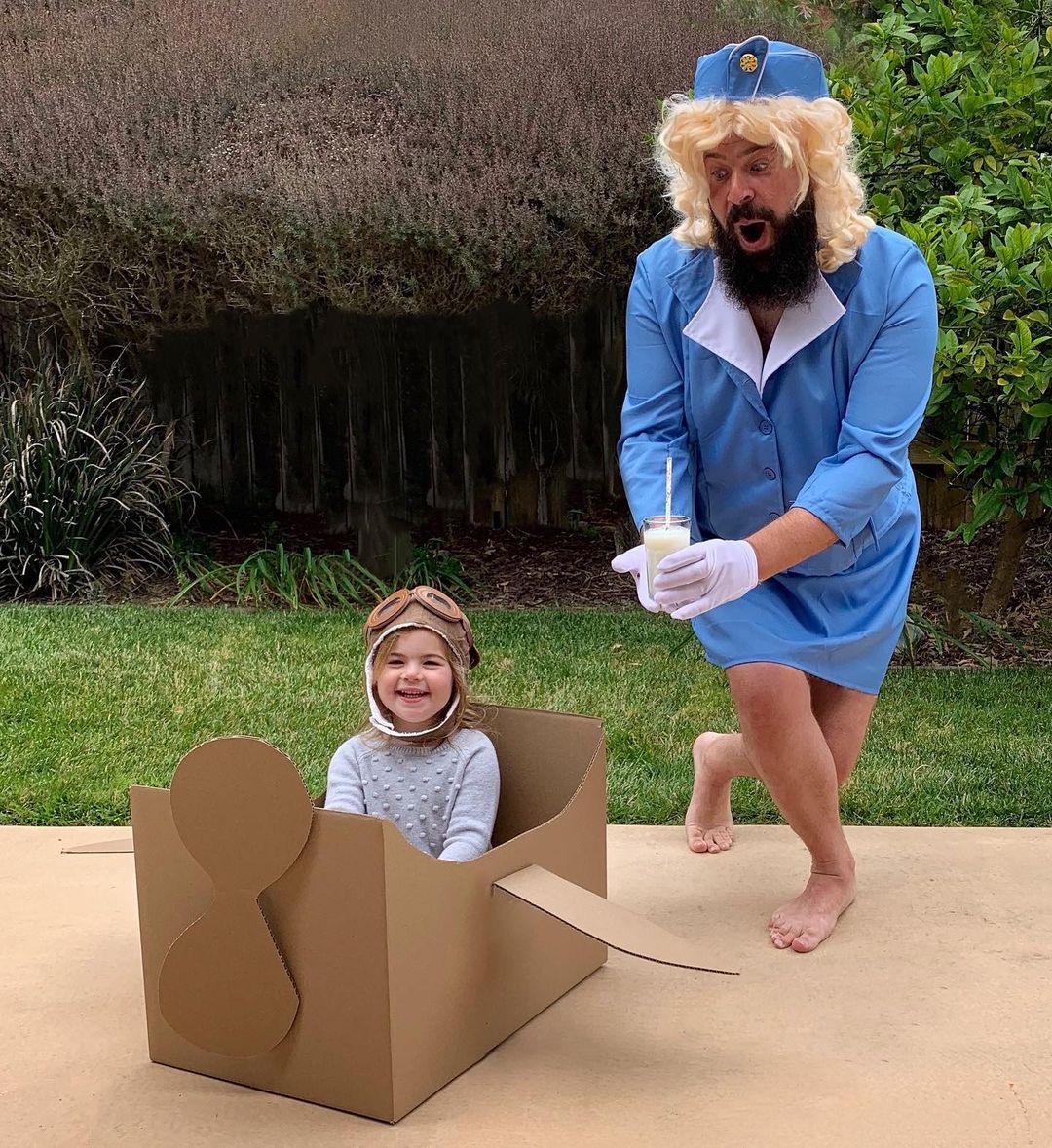 Un papa prend des photos hilarantes avec ses filles déguisées et elles sont trop adorables (40 nouvelles photos).