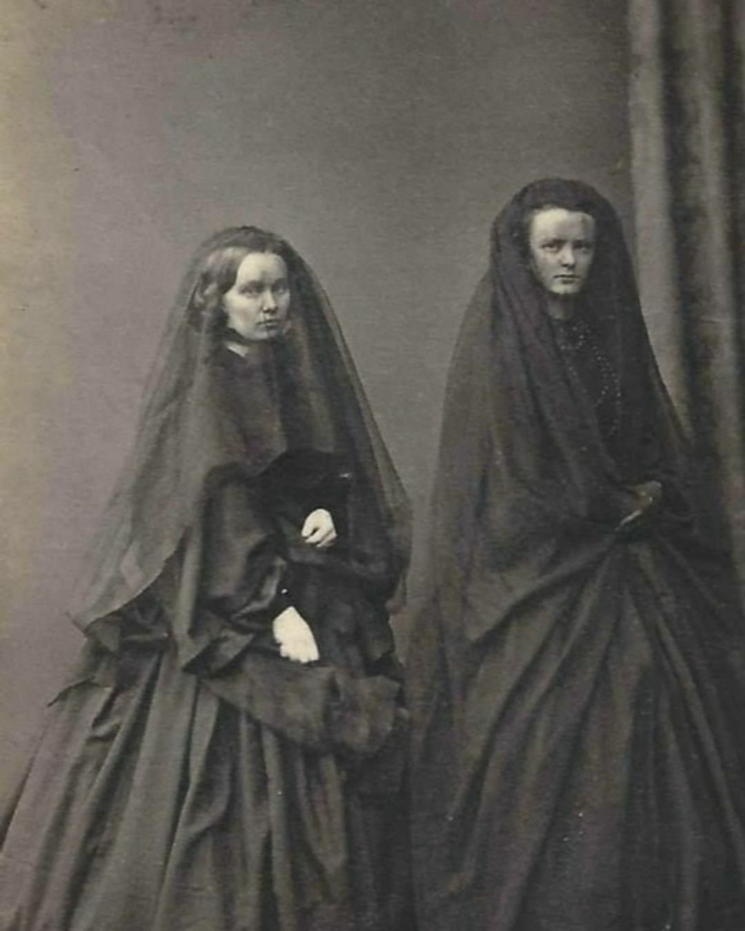 deux dames en robe de deuil