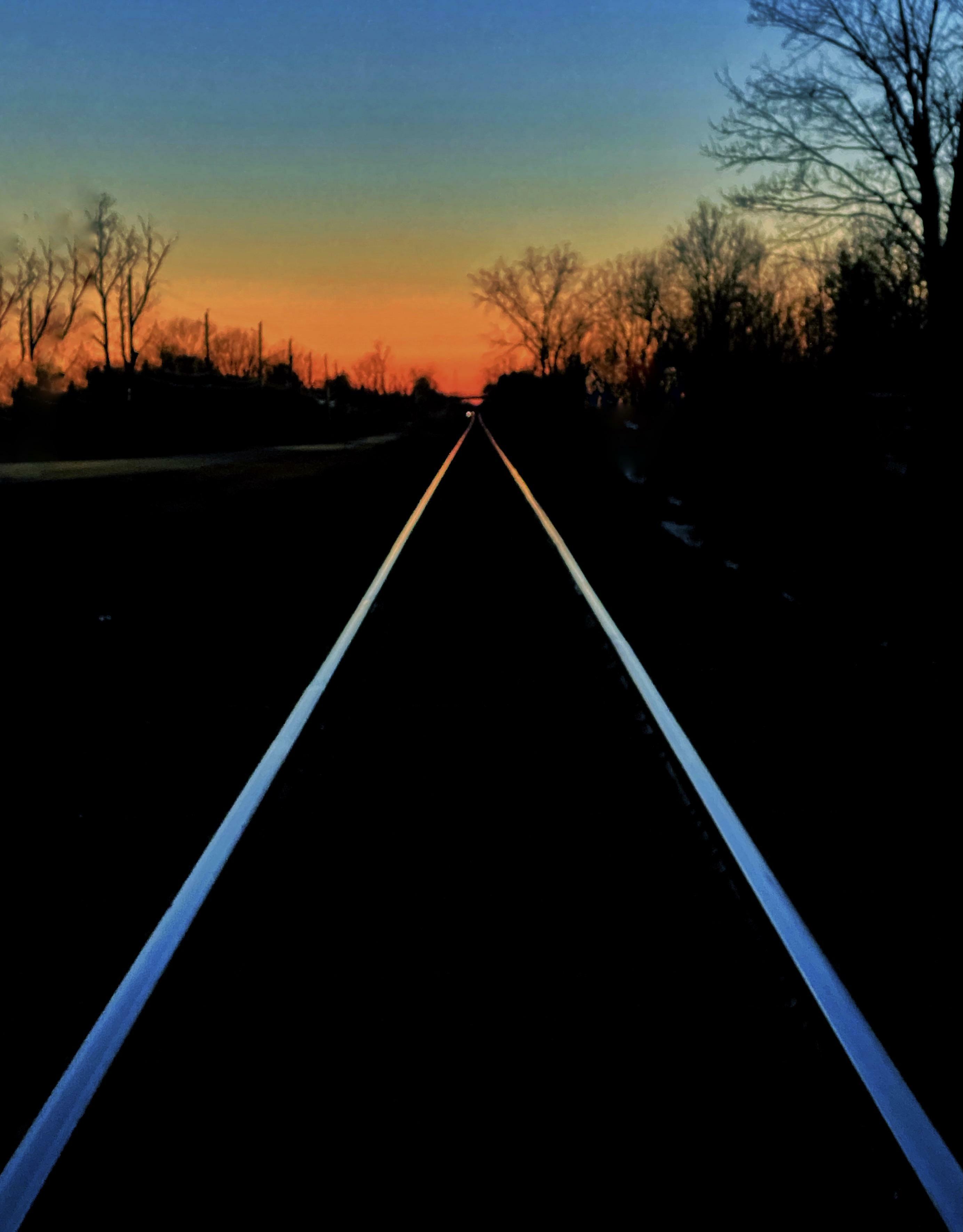 itap des voies ferrées au coucher du soleil