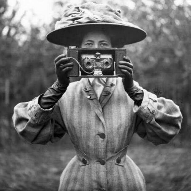 une femme victorienne posant pour un selfie, 1900