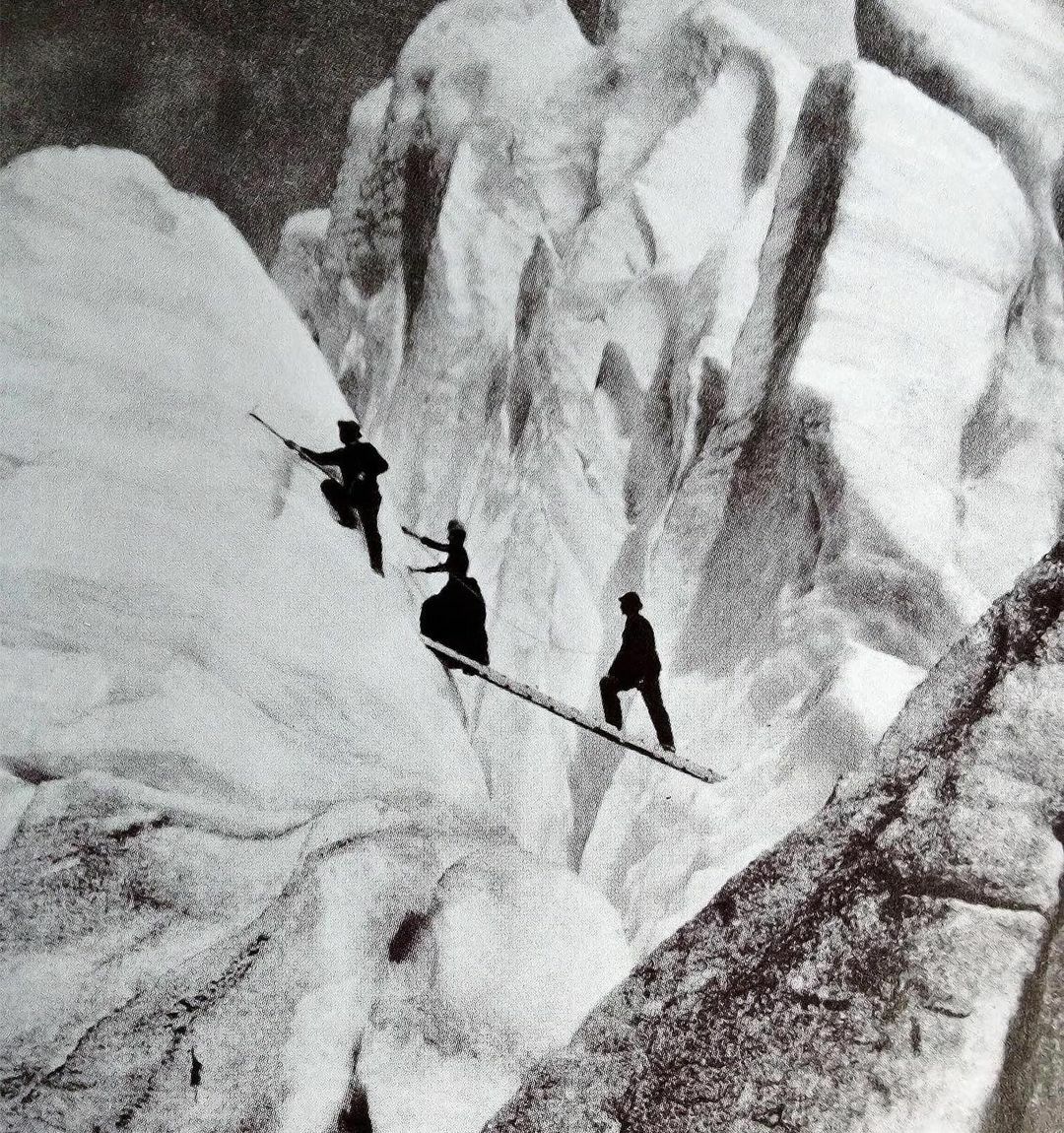 Des alpinistes de la fin de l’ère victorienne traversent une crevasse dans les Alpes en 1900. Apparemment, c’était un crime de la mode d’être surpris mort dans autre chose que ses plus beaux vêtements, même lorsqu’on escaladait certaines des montagnes les plus dangereuses du monde.