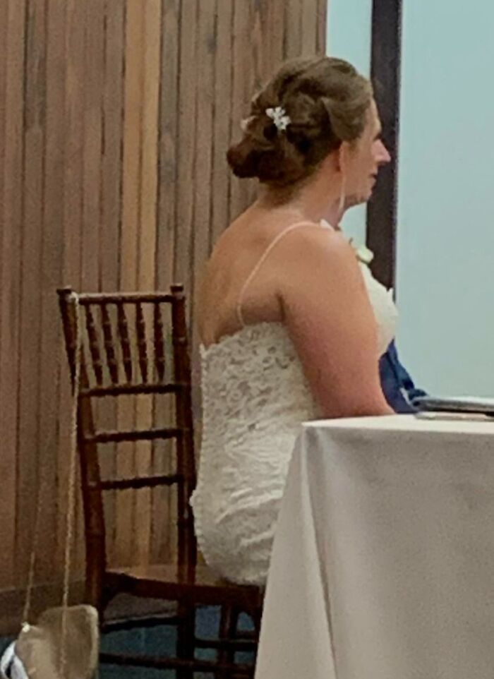 a pris une photo de ma cousine à leur table de mariage et elle a accroché le nez du marié