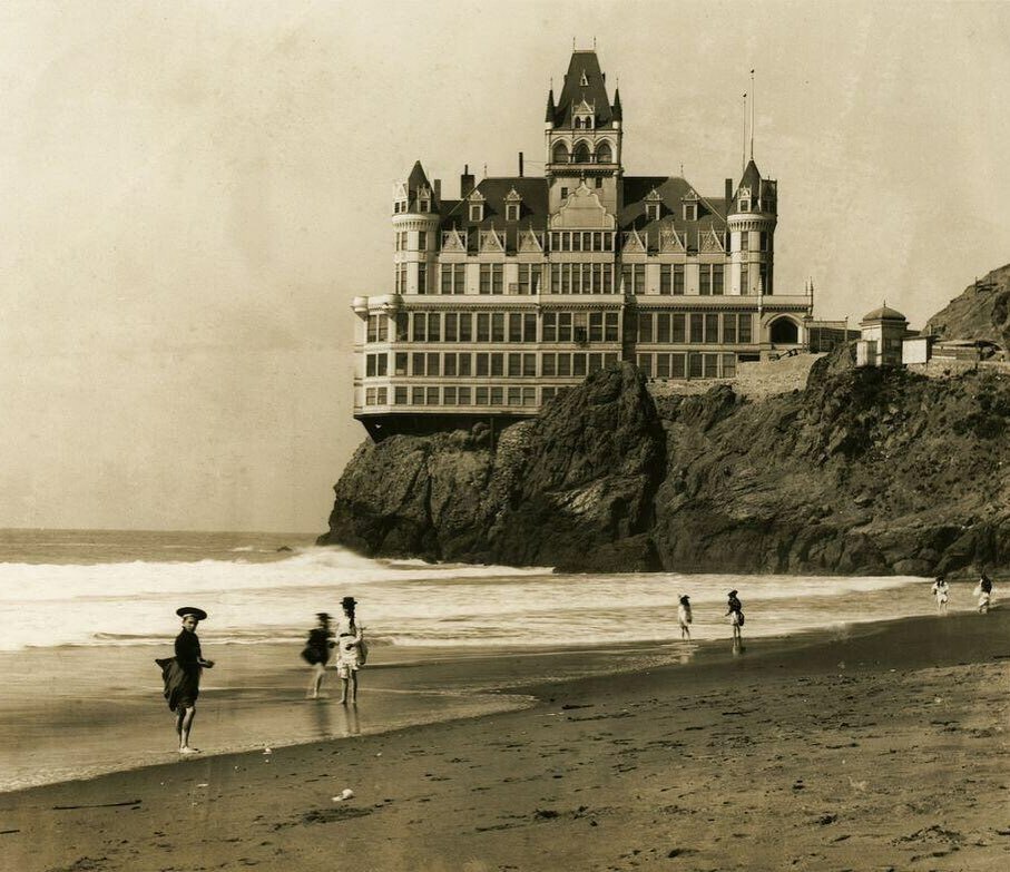 L’emblématique Cliff House de San Francisco, avant qu’elle ne soit détruite par un incendie en 1907.
