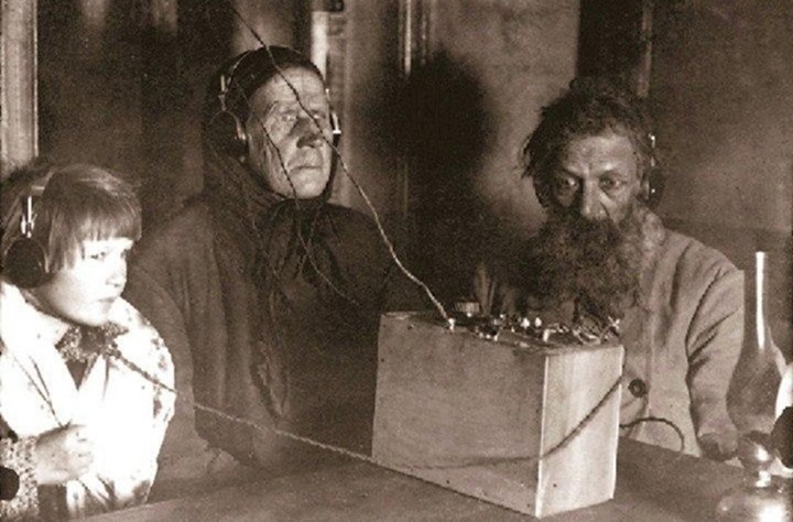 Des paysans soviétiques écoutent la radio pour la première fois. Cette photo a été prise en 1928.