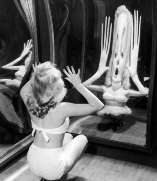 marilyn monroe et un miroir funhouse, 1950