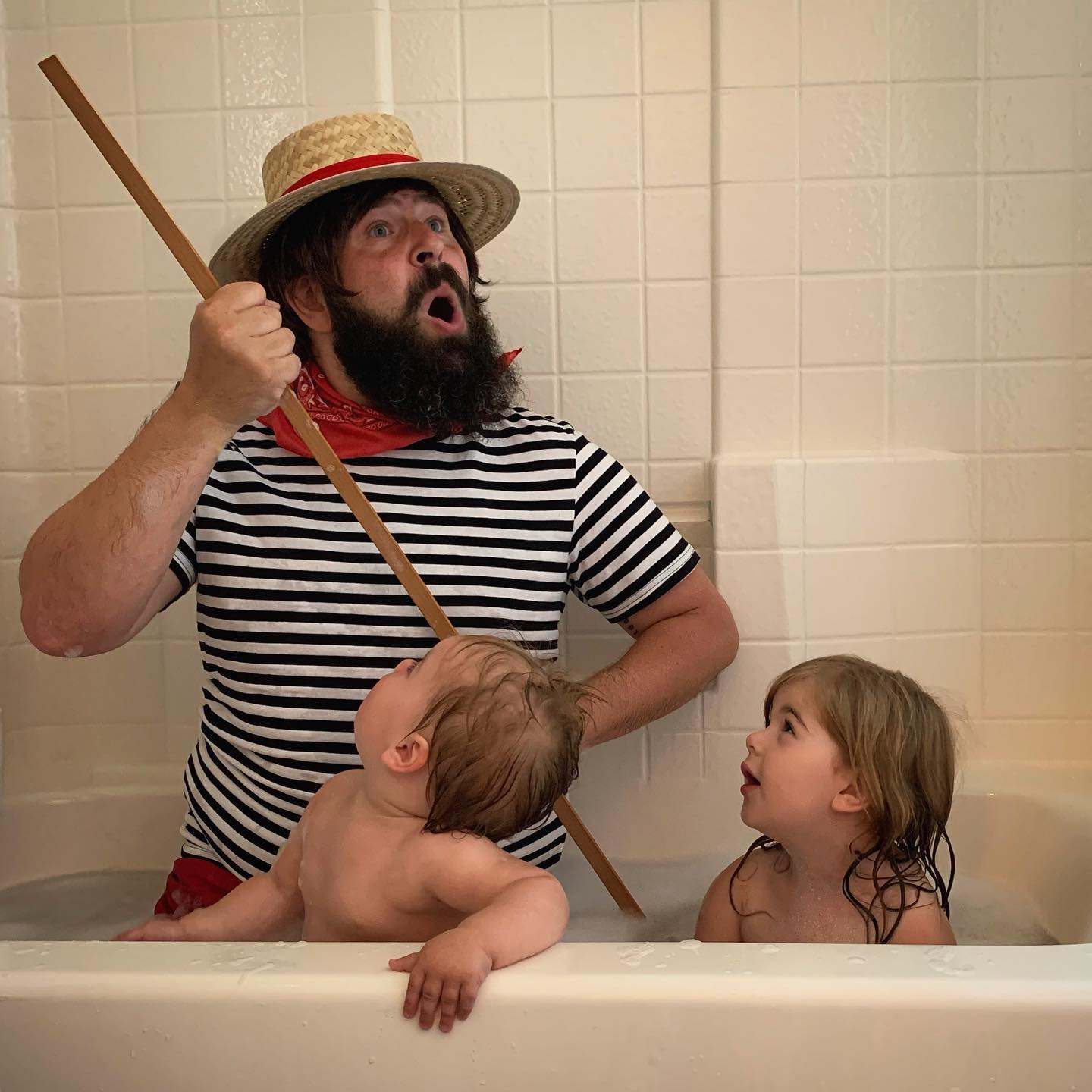 Un papa prend des photos hilarantes avec ses filles déguisées et elles sont trop adorables (40 nouvelles photos).