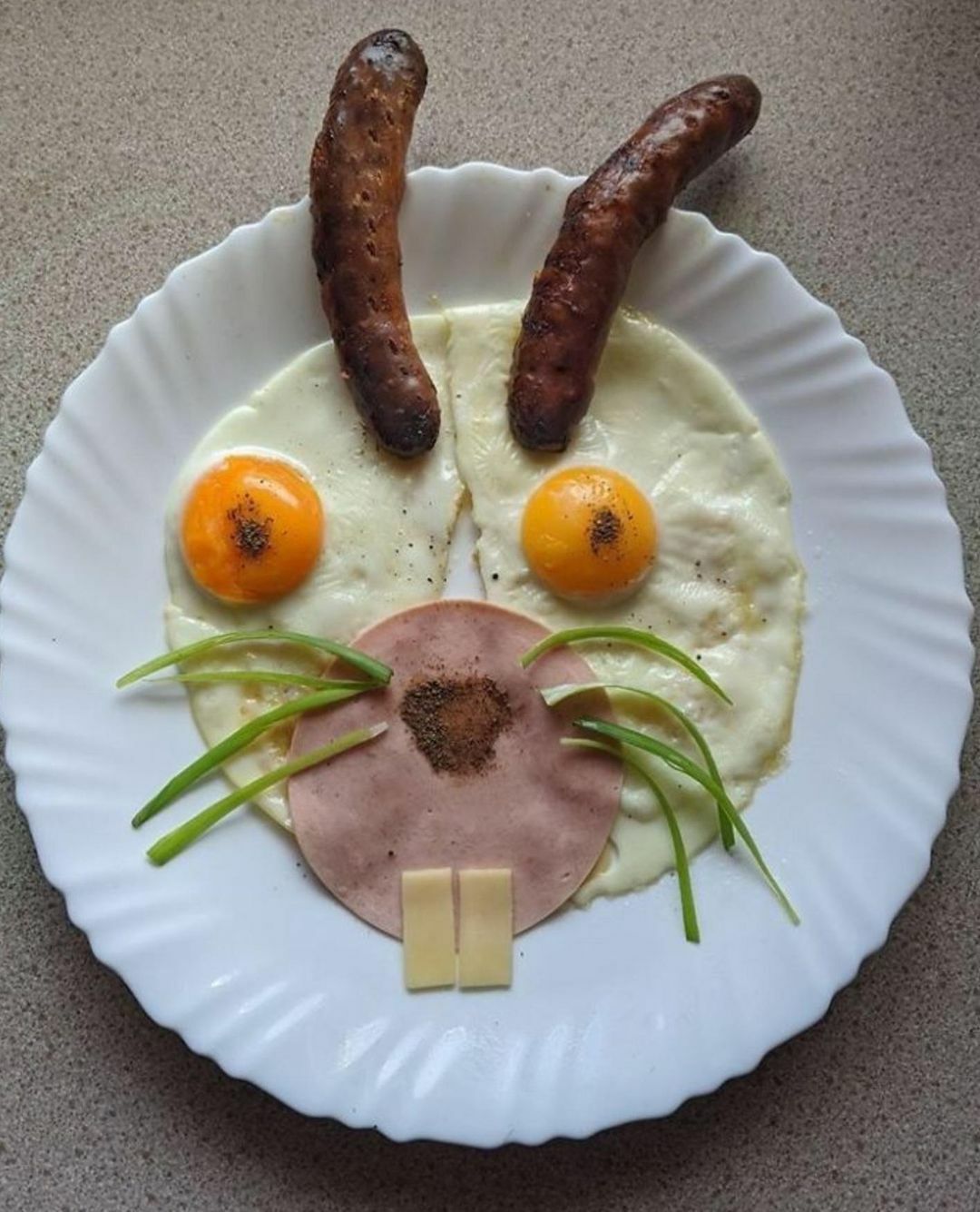 petit-déjeuner de Thanksgiving œufs saucisse jambon fromage