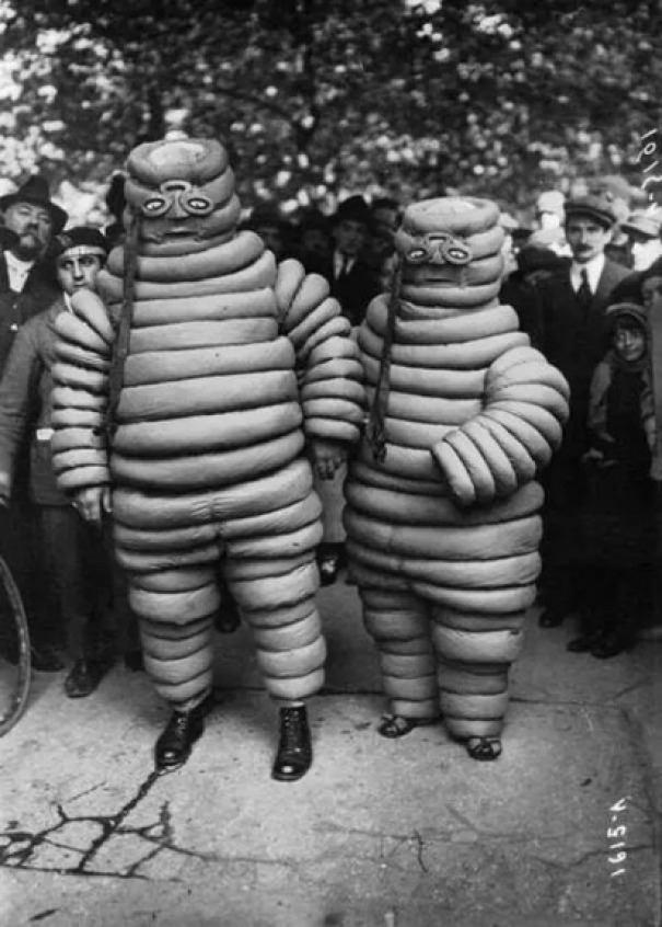 habillée en homme michelin, années pré-1920