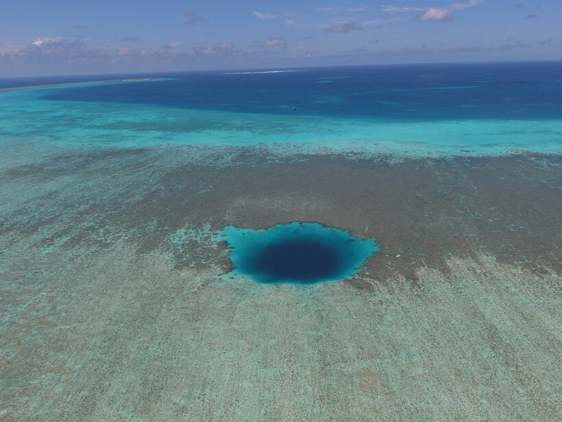 Le trou du dragon dans la mer de Chine méridionale est le trou bleu le plus profond du monde, plongeant à 300 m de profondeur.