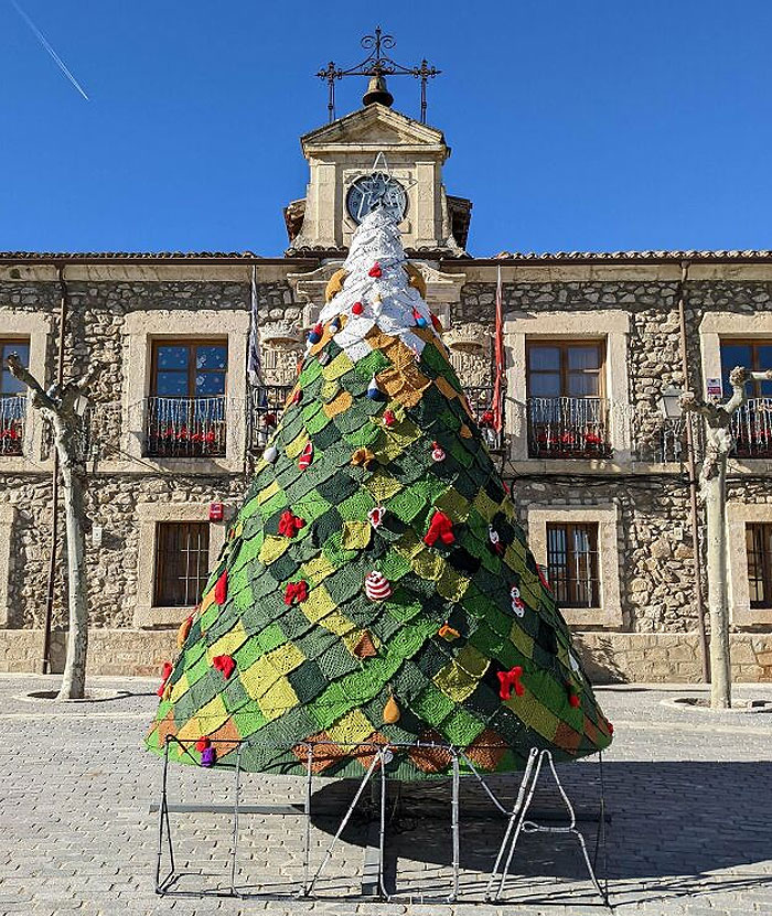 arbre de noël au crochet sur la place principale de lozoya (madrid, espagne) réalisé par un groupe de femmes de la ville