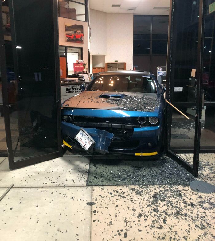 La nuit dernière, quelqu’un a essayé de voler une voiture chez le concessionnaire où je travaille.