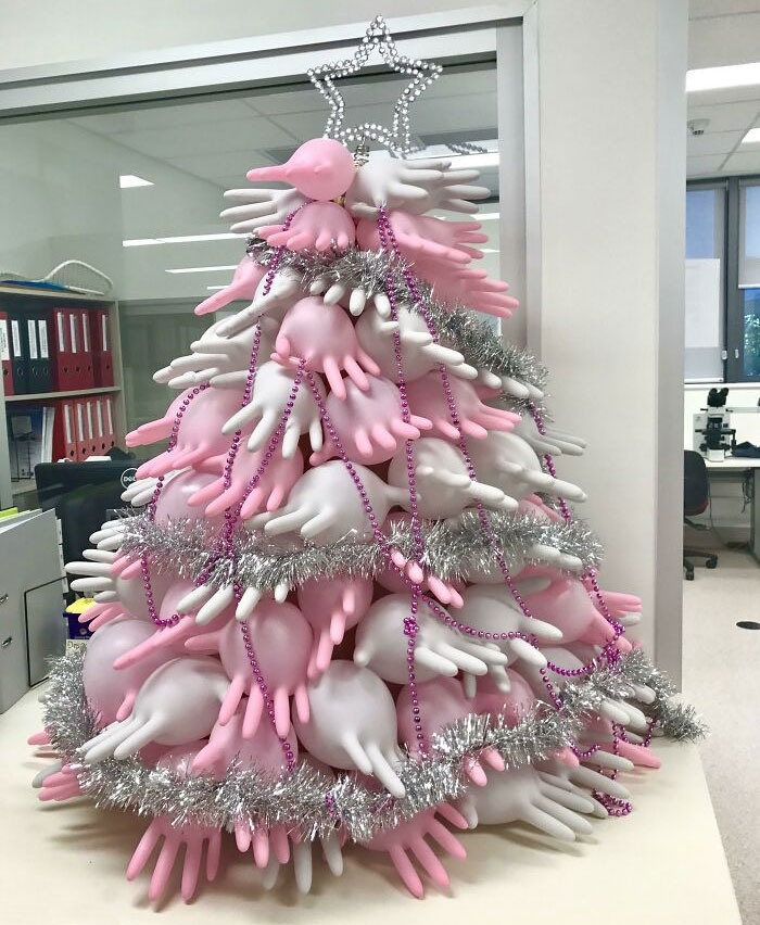 ce sapin de noël fait de gants en latex dans mon laboratoire