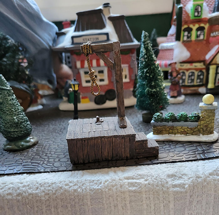 La famille aidait le village de Noël. Ils se croient drôles.