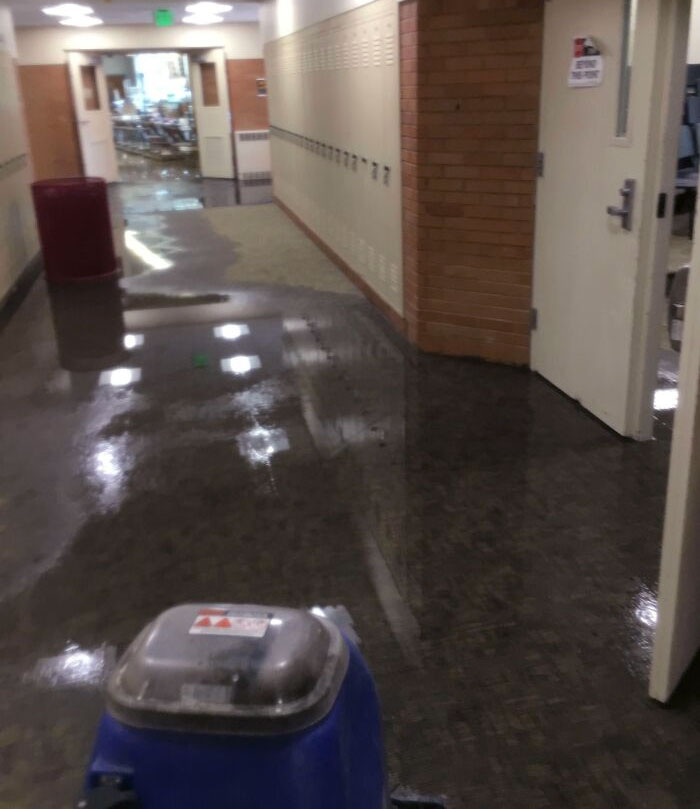 Lors de mon premier jour en tant que concierge affecté à cette zone de mon école, la pluie a tout inondé.