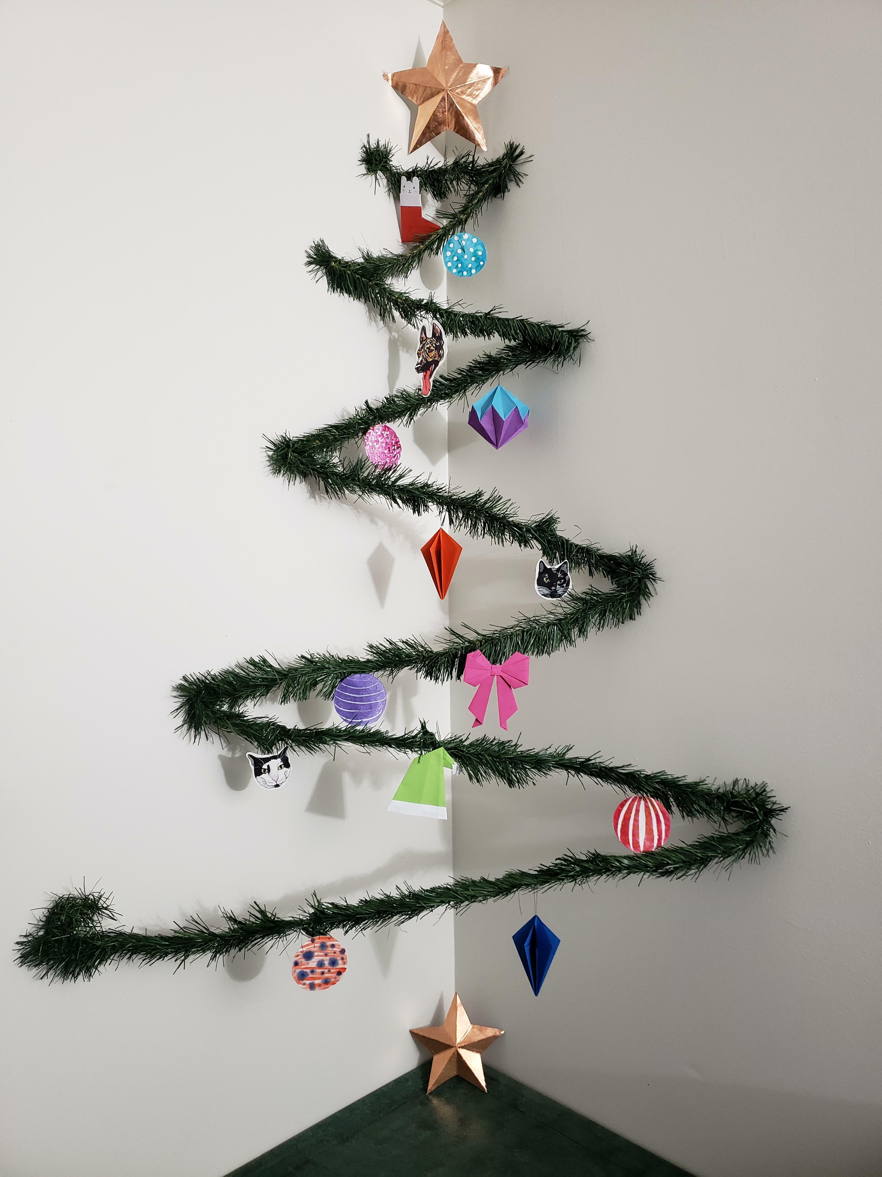 notre arbre de noël cette année. nous avons aussi fait tous les ornements