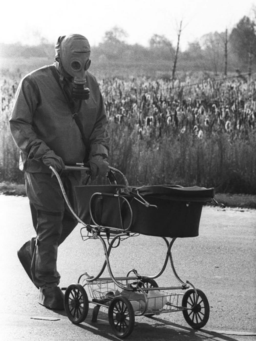 Un bébé trouvé pendant le nettoyage de l’accident de Tchernobyl est poussé dans un chariot par un liquidateur, 1986.