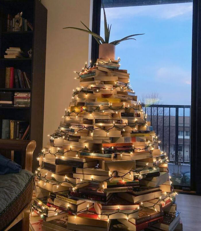 J’ai fait notre arbre de Noël avec des livres cette année.