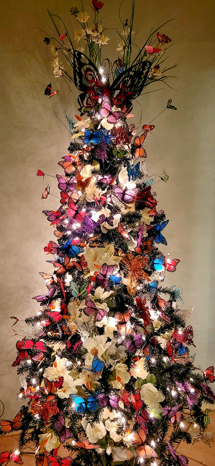 Mon arbre de Noël cette année. Cela fait 10 ans que j’attends de le mettre en place. La plupart des papillons ont été fabriqués par moi d’une façon ou d’une autre.