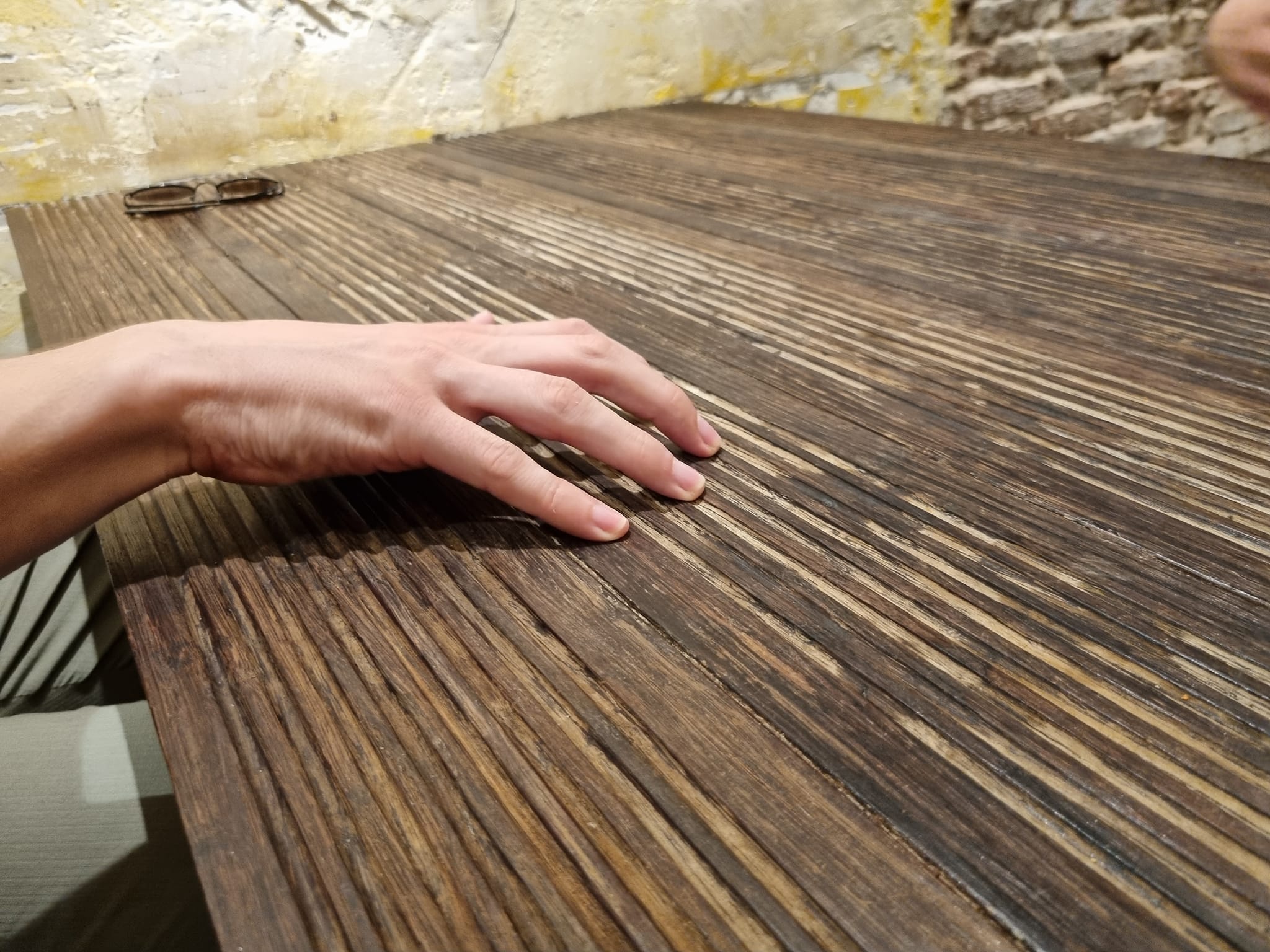 une table dans un restaurant