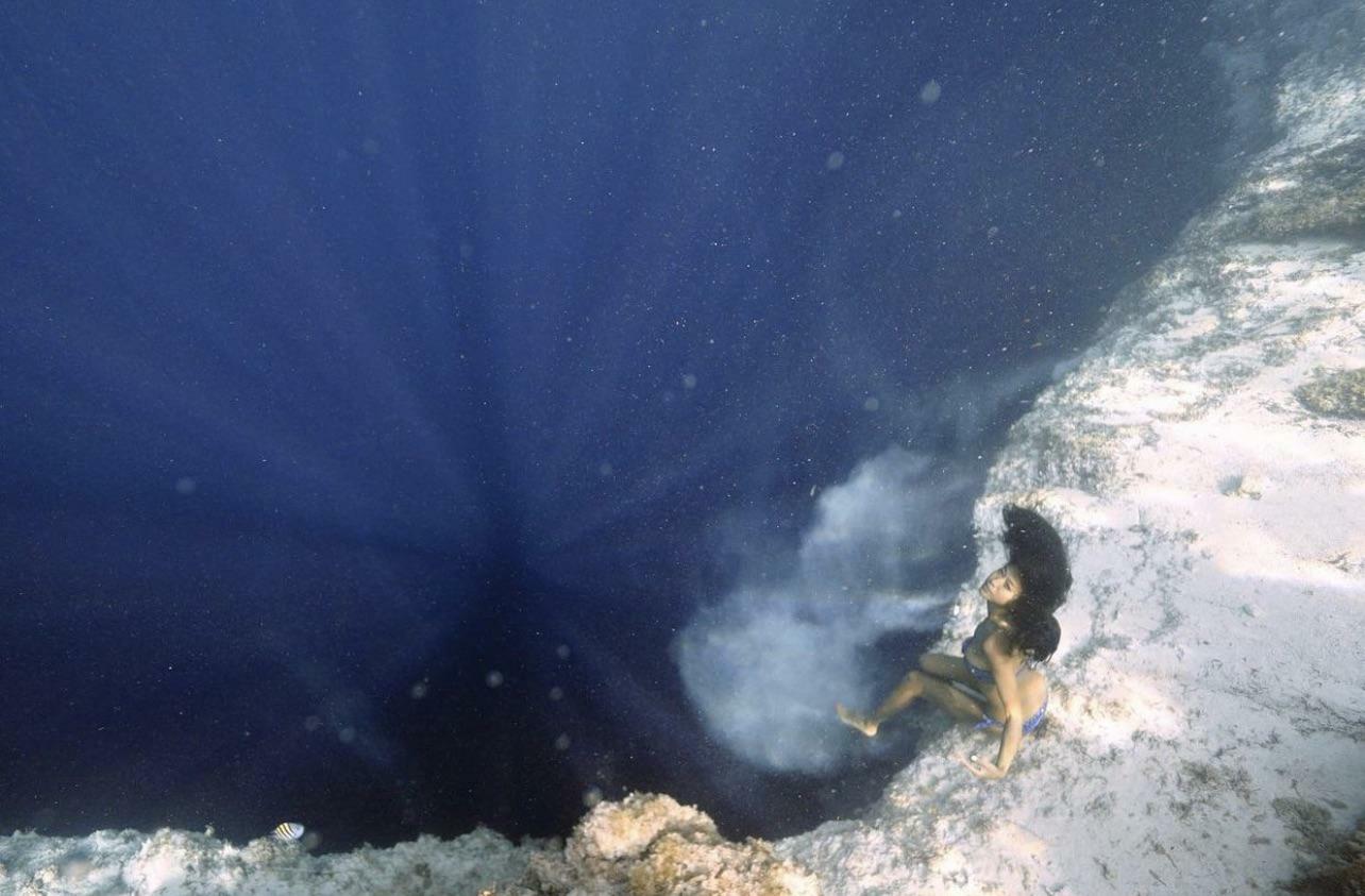 Le trou bleu de Dean à Long Island, aux Bahamas (via willtrubridge).